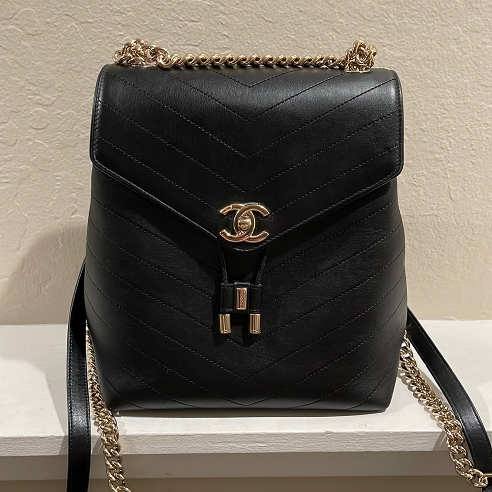 CHANEL black chevron backpack 🖤🖤🖤